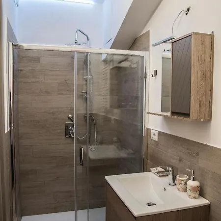Queen E Apartment