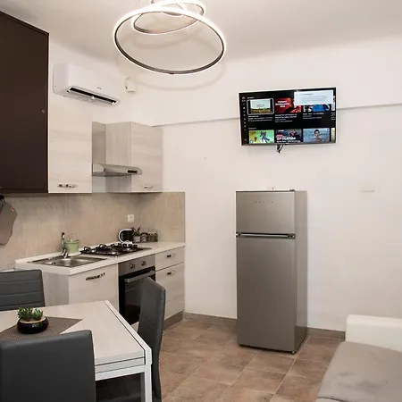Queen E Apartment *