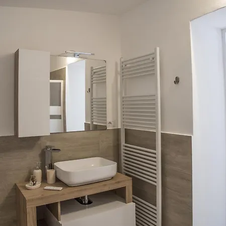 Queen E Apartment